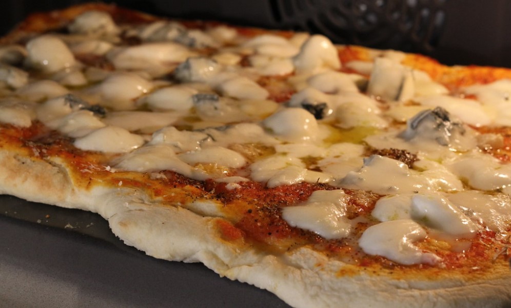 Pizza "4 quesos" una delicia italiana para hacer en casa